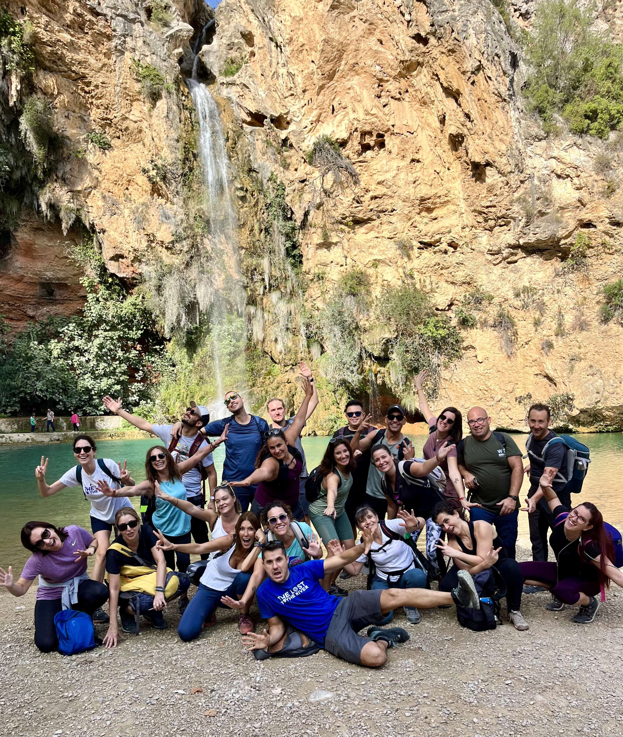Grupo caminando en Al Natural, experiencia de crecimiento personal en la naturaleza